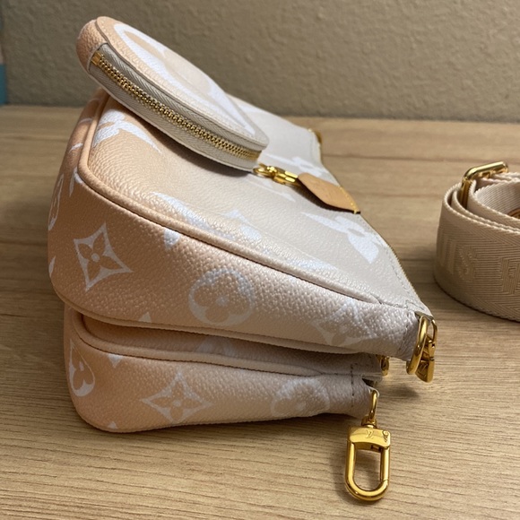 LOUIS VUITTON Monogram Giant By The Pool Multi Pochette Accessories - Picture 9 of 16